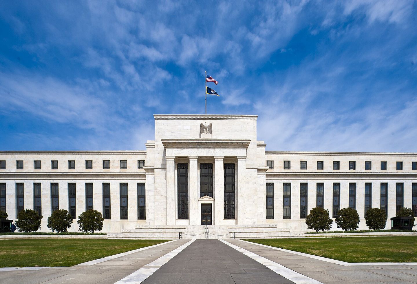 La façade de marbre blanc de l'Eccles Building, siège de la Réserve fédérale, à Washington.