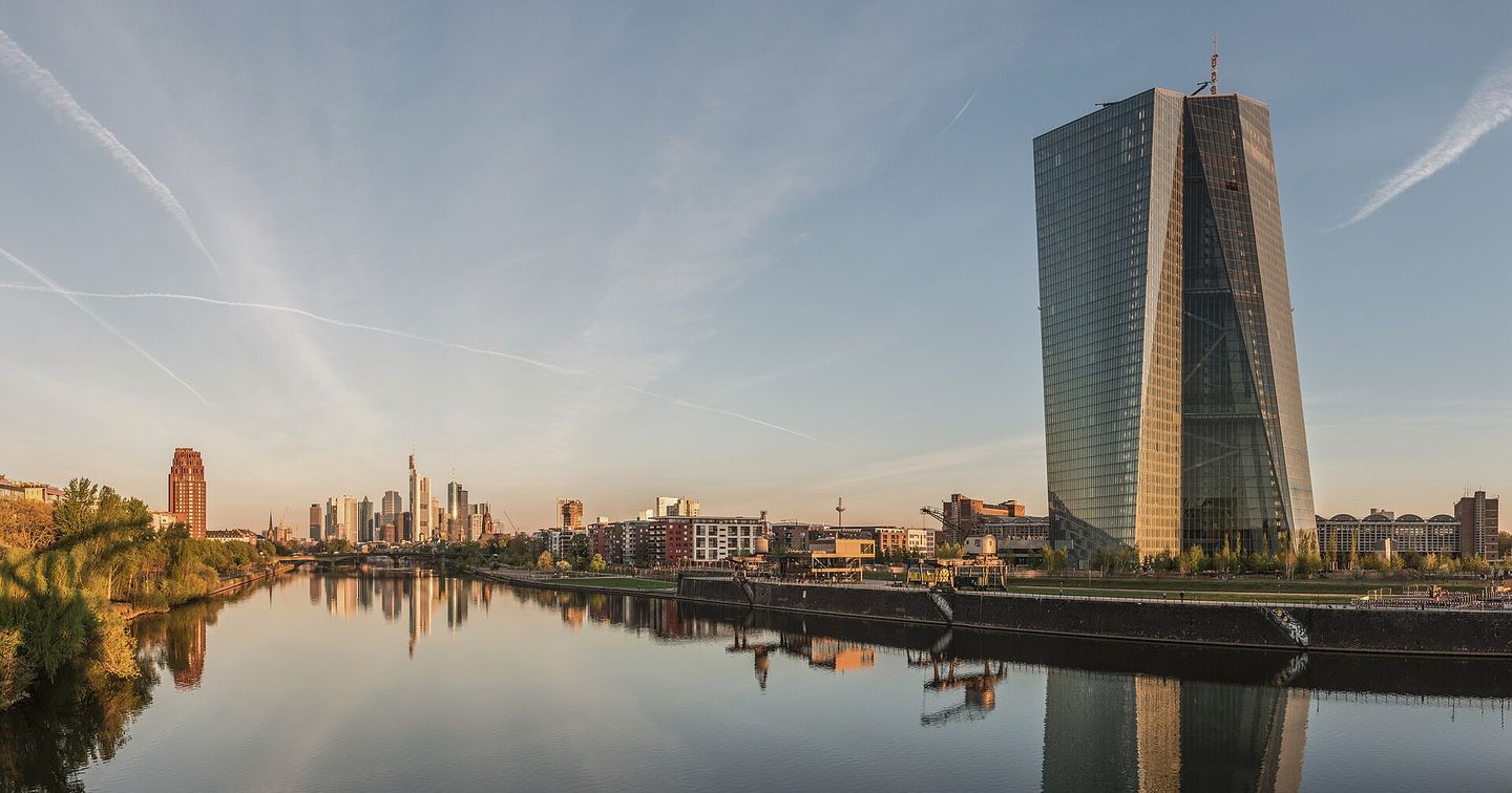 La tour de la Banque centrale européenne et les gratte-ciel de Francfort se reflétant dans le Main à l'aube.