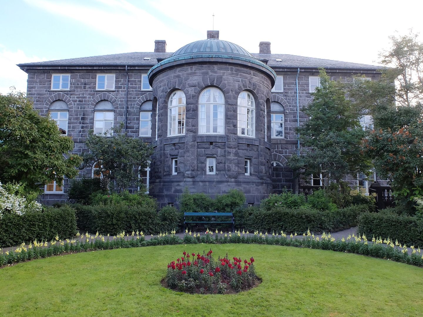 Le bâtiment du parlement islandais, l'Alþingi, dans le centre de Reykjavík, vu depuis la place qui le précède par une matinée claire.