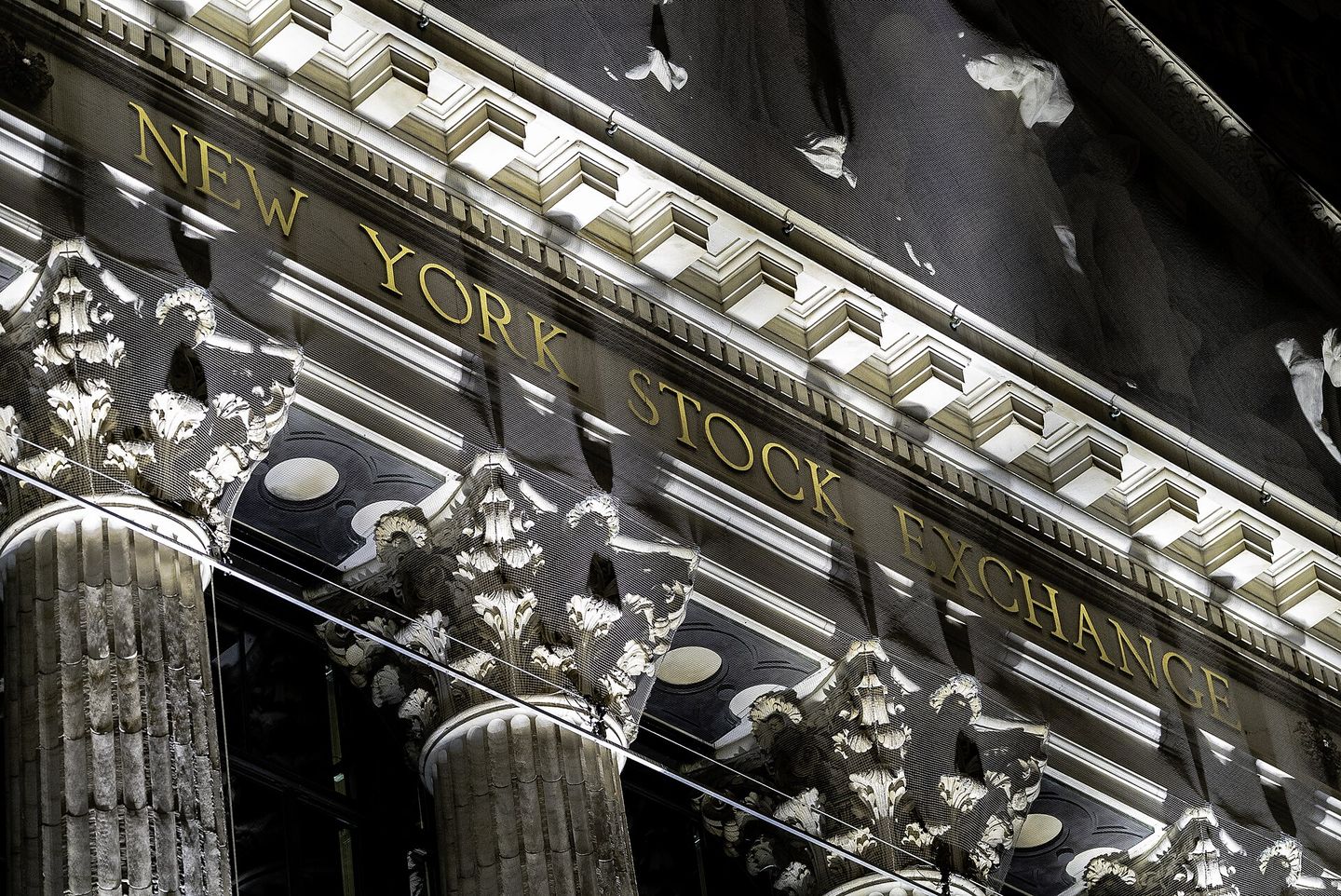 Les lettres dorées « New York Stock Exchange » au-dessus des colonnes, sur Broad Street.