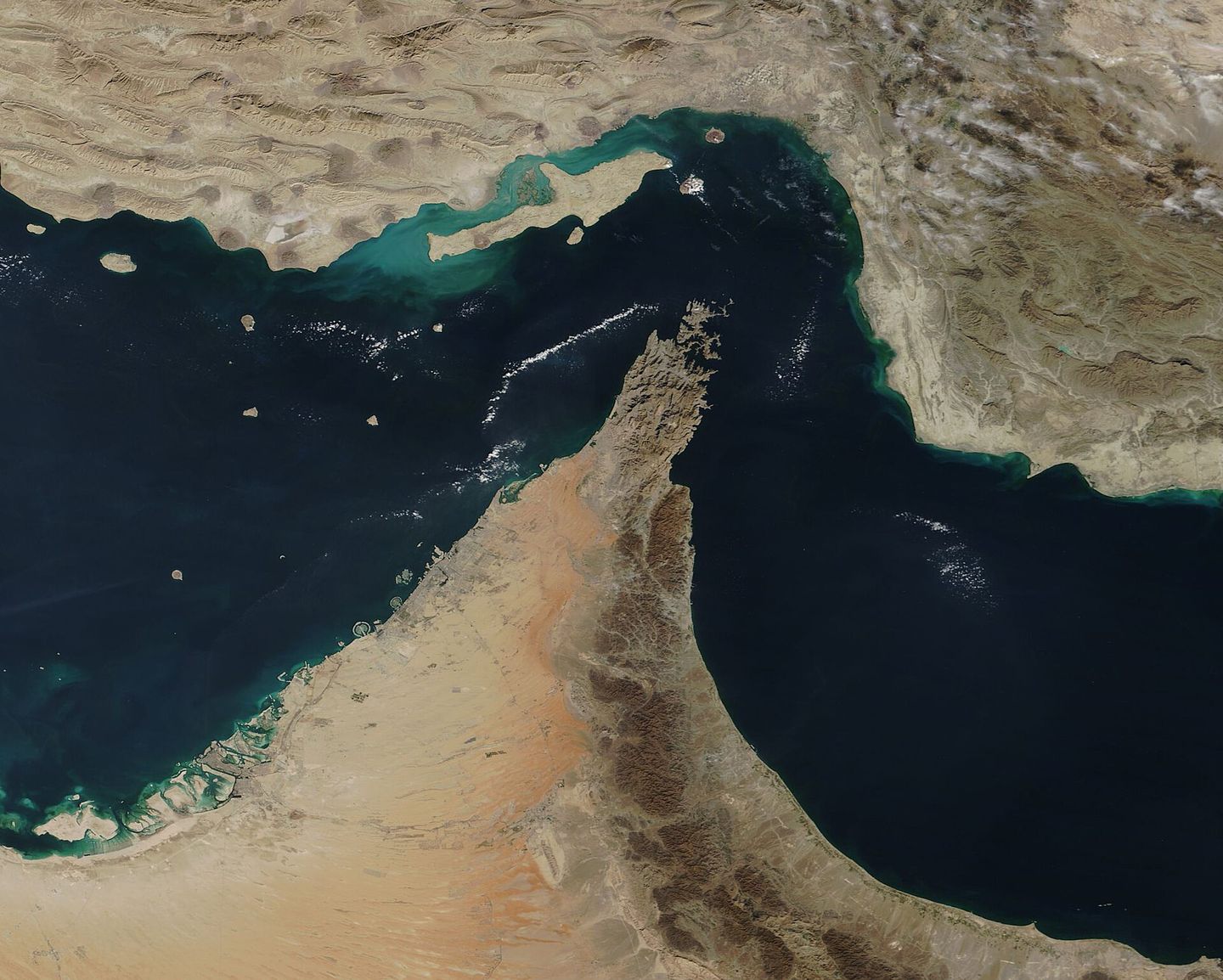 Vue satellite du détroit d'Ormuz, l'étroit chenal entre la péninsule montagneuse de Musandam et la côte iranienne par lequel le golfe Persique s'ouvre sur le golfe d'Oman.